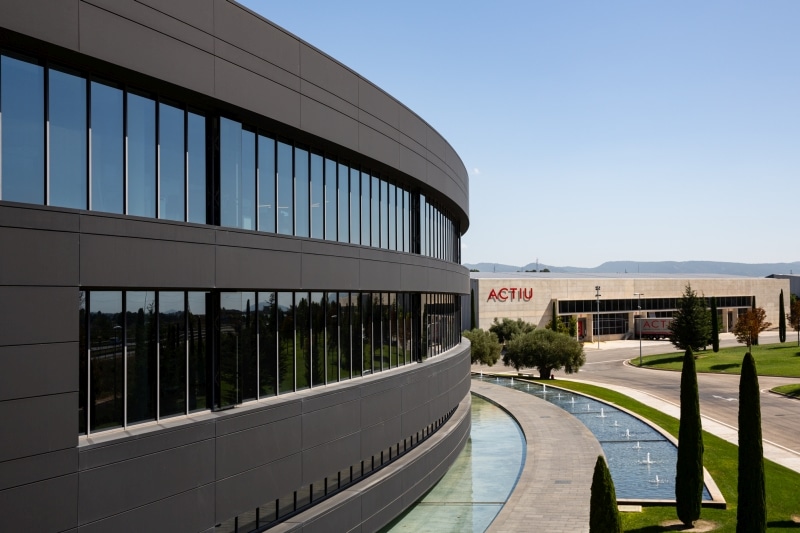 Actiu refuerza su actividad internacional e inaugura showrooms en París y Madrid