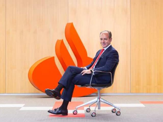 Banco Santander mantendrá los puestos de trabajo en los servicios centrales y en la red de sucursales en España. “Es ahora cuando tenemos que estar más cerca si cabe de las personas y, por supuesto, de las empresas de nuestro país»