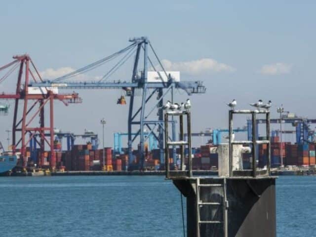 El tráfico de mercancías en los puertos españoles remonta en agosto