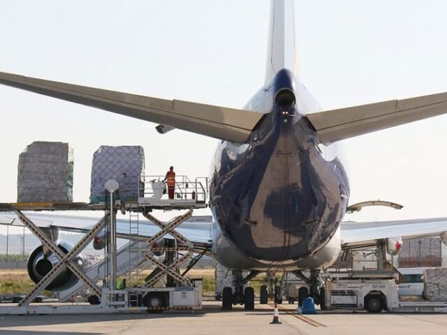 Desplome de la carga aérea en los aeropuertos españoles