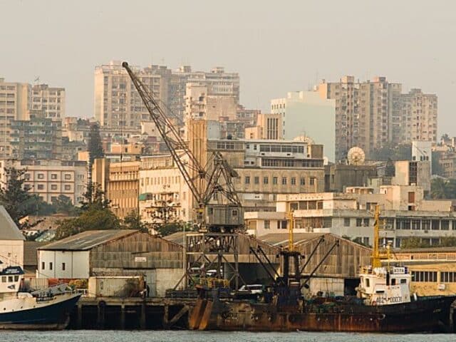 Mozambique cuenta con la primera plataforma de gas licuado en alta mar de África