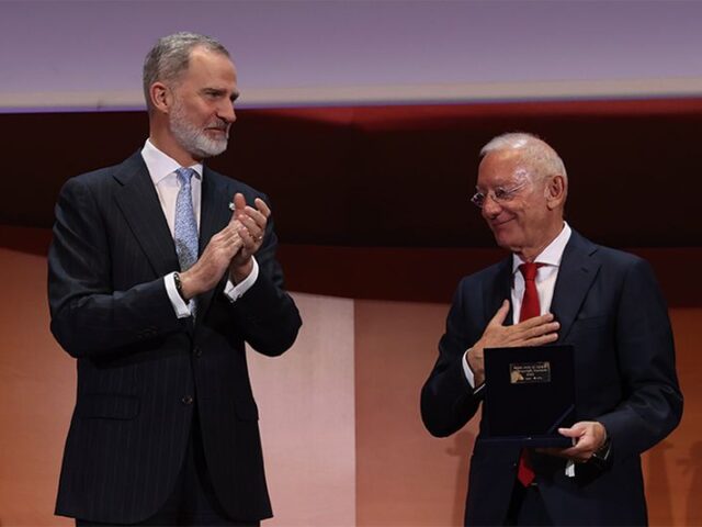 Isak Andic recibe el VIII Premio Reino de España a la Trayectoria Empresarial