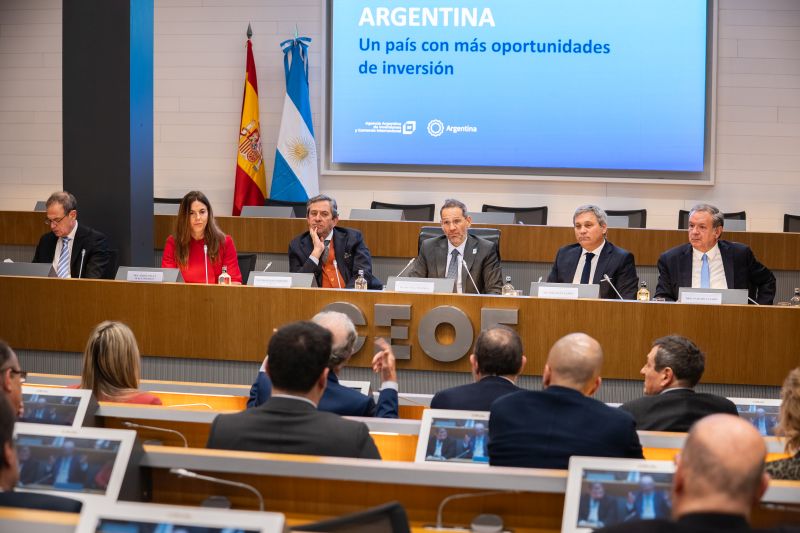 encuentro-empresarial-en-ceoe-con-el-presidente-d-ela-aaici-en-argentina