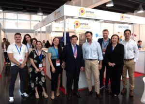 El alcalde de Elche posa con los coorganizadores del evento; Jaime Ussía (IMEX) y Tonia Salinas (PCUMH) y resto del equipo organziador