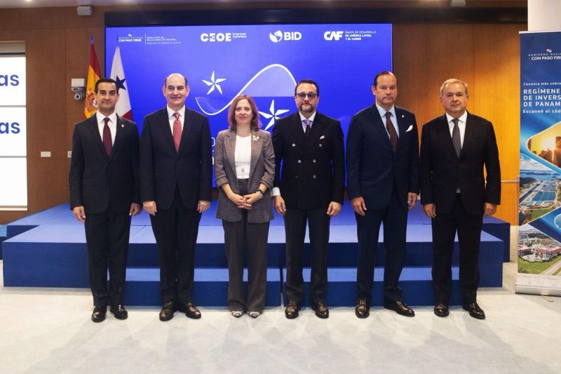 Participantes en la inauguración del Foro de Inversiones de Panamá 2025