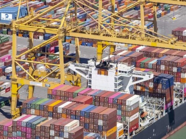 España reduce su déficit comercial y mantiene el pulso exportador